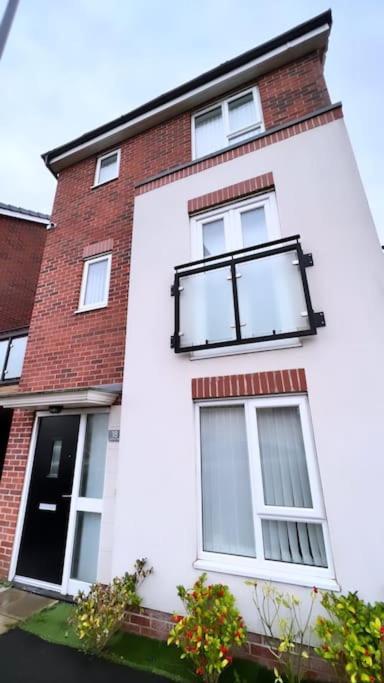 3 Stories, 5 Bedroom House In Prime Location With Balcony And Shared Garden Λίβερπουλ Εξωτερικό φωτογραφία